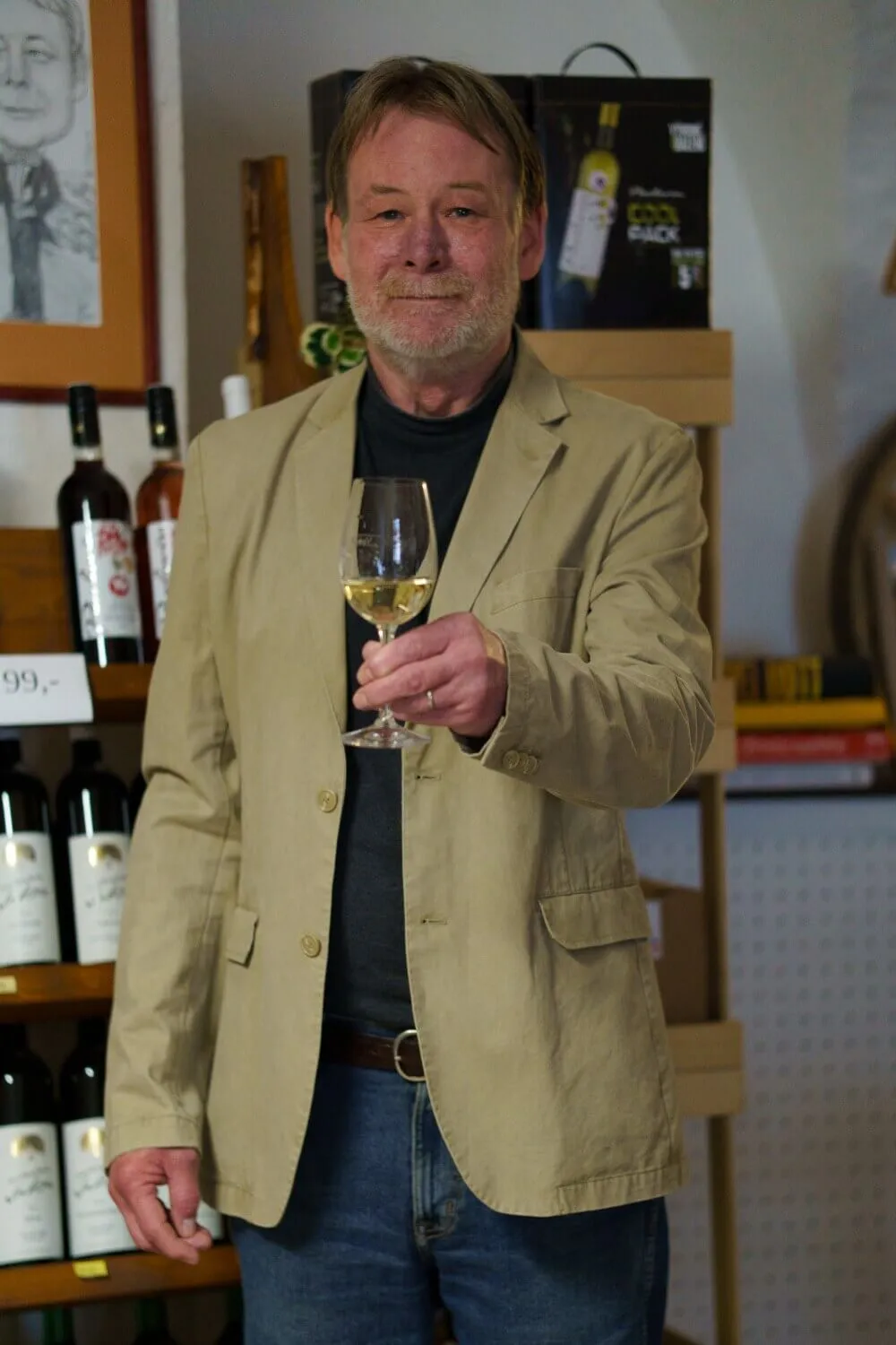 Jiří Opekar, Inhaber der Vinotéka u Lípy, mit einem Glas Wein im Geschäft